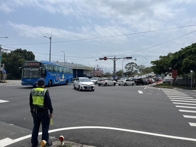 清明連假第4天，國道5號4日湧現北返車潮，警方於宜蘭縣的頭城入口匝道加強交通疏導。（警方提供）中央社記者沈如峰宜蘭縣傳真  112年4月4日