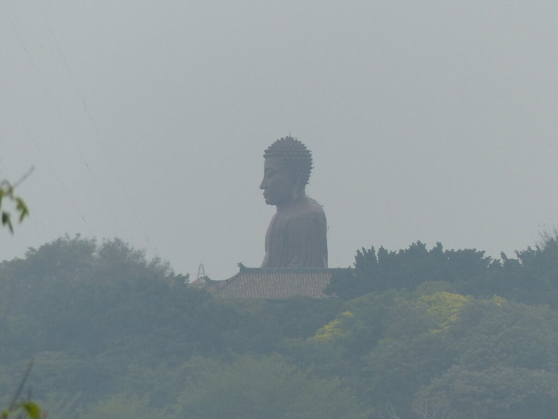 中部部分地區4日空氣品質指標屬「對敏感族群不健康」橘色等級，遠看彰化八卦山大佛一片灰濛濛，彷彿快被遮掩消失。（民眾提供）中央社記者蕭博陽彰化縣傳真  112年4月4日