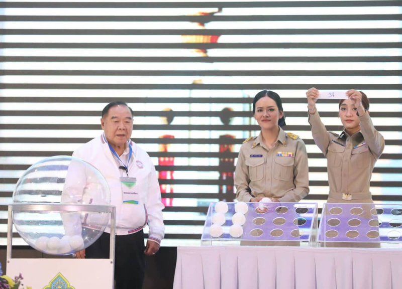 泰國將在5月14日舉行大選,4日是眾議員政黨名單登記日第一天,將代表公民力量黨出戰總理一職的副總理普拉威(左)替所屬政黨抽出號次。(公民力量黨提供)中央社記者呂欣憓曼谷傳真 112年4月4日