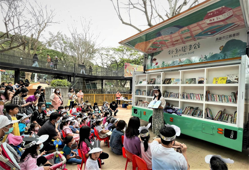 高雄市壽山動物園在兒童節連假推出系列活動，園方4日統計，連假前3日入園人數已逾3萬人，其中3日更突破1萬3000人，創重新開園以來新高。（高雄市觀光局提供）中央社記者蔡孟妤傳真  112年4月4日