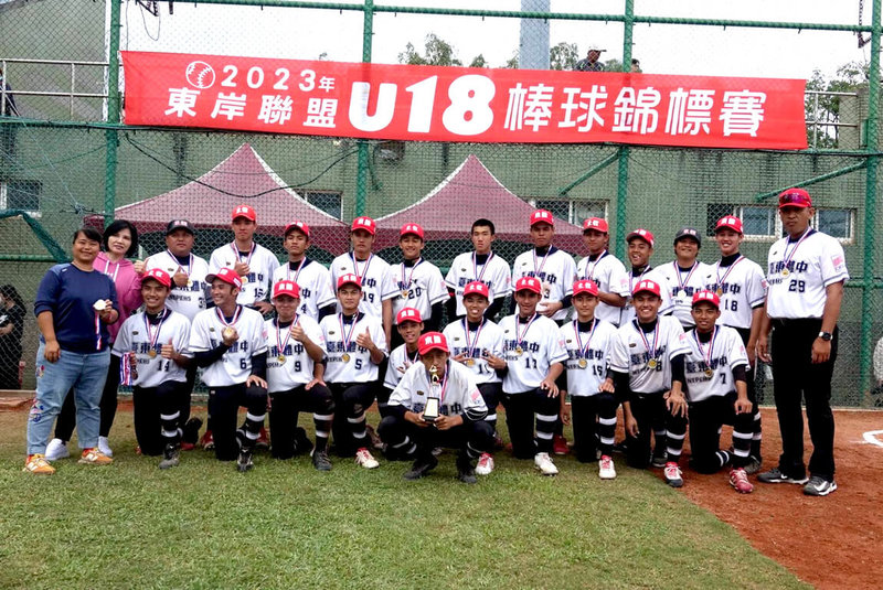 U18東岸聯盟棒球賽台東體中白隊（圖）4日冠軍戰不敵新北市聯隊，但拿下亞軍也是隊史最佳，總教練陳峰岳（後左2）表示，從木棒聯賽到東岸聯盟不斷突破，對球員自信增加有正向幫助。（大會提供）中央社記者謝靜雯傳真 112年4月4日