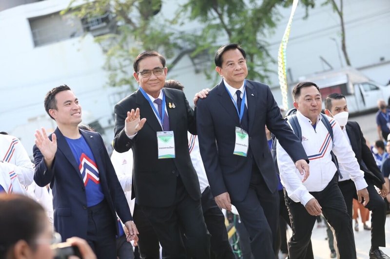 泰國將在5月14日舉行大選,4日是眾議員政黨名單登記日第一天,將代表團結建國黨出戰總理一職的總理帕拉育(左2)現身登記現場替同黨參選人加油。(團結建國黨提供)中央社記者呂欣憓曼谷傳真 112年4月4日
