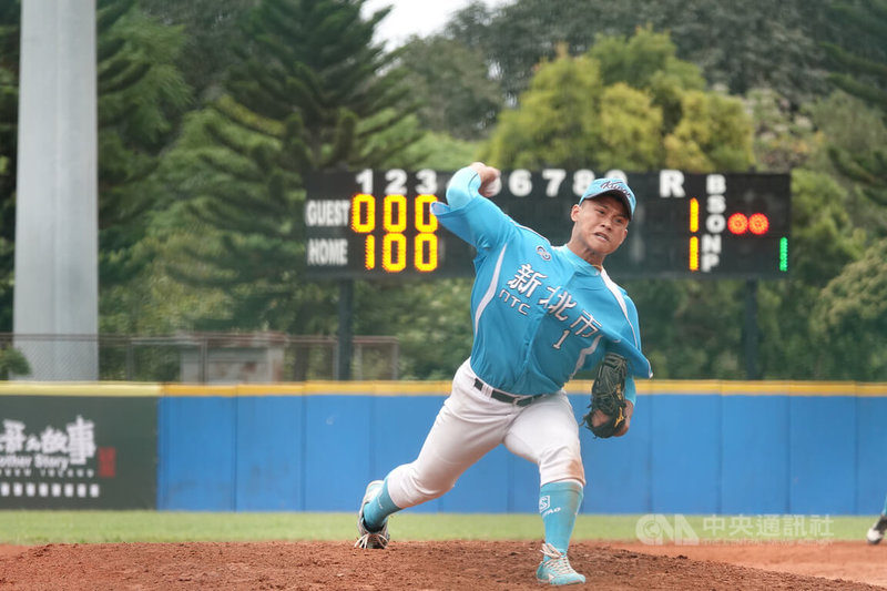 U18東岸聯盟棒球賽新北市聯隊4日與台東體中白隊爭冠，新北聯投打二刀林盛恩（圖）後援登板，投3.2局失1分、最快球速154公里，率隊以4比2奪冠，林盛恩拿下大會最有價值球員（MVP）。中央社記者謝靜雯攝  112年4月4日