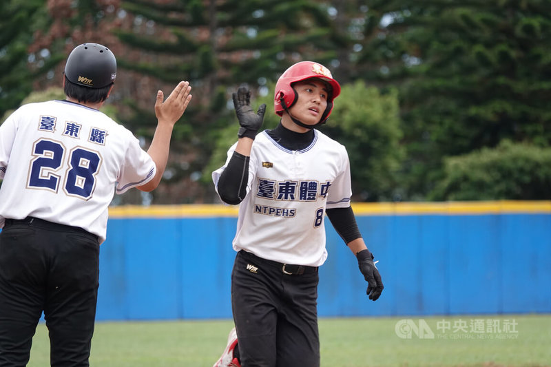 U18東岸聯盟棒球賽台東體中白隊4日冠軍戰與新北市聯隊交手，東體白隊外野手馬承恩（右）從強投林盛恩手中敲出生涯首轟，馬承恩是東體極力培養的外野手，教練團期待他未來能補起中線守備。中央社記者謝靜雯攝  112年4月4日