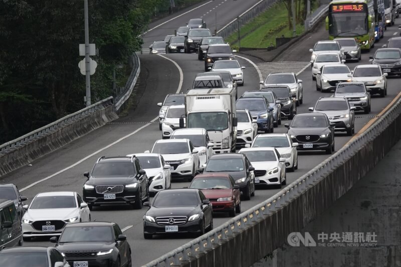 高公局表示，清明連假進入第4天，預估4日交通量為115百萬車公里，國道5號下午開始出現北返車潮。中央社記者鄭傑文攝 112年4月4日