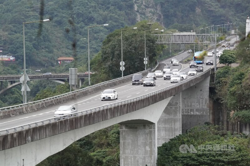 圖為國5石碇路段北上車潮。(中央社檔案照片)