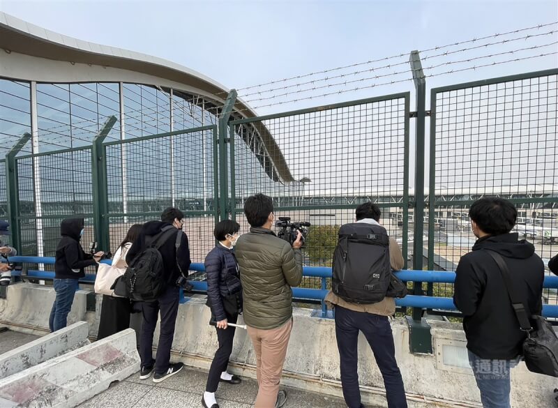 前總統馬英九赴中國大陸訪問相關管制嚴格，無法進入機場管制區採訪的外媒，在浦東機場外面的高處試圖拍攝離開的車隊。中央社記者吳柏緯上海攝 112年3月27日