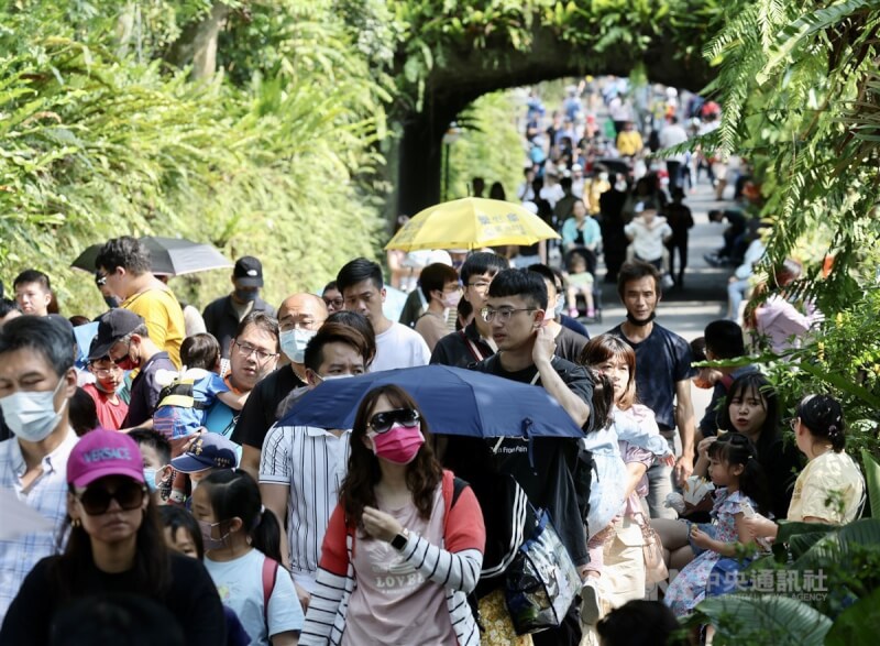 清明連假第4天，台北地區4日天氣晴朗，台北市立動物園湧入大批人潮。中央社記者張皓安攝 112年4月4日