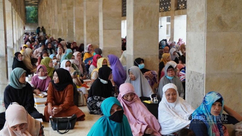 位於首都雅加達的伊斯蒂柯拉清真寺（Masjid Istiqlal）今年齋戒月重現疫情前上千人共同開齋的盛況。在開齋前數小時，許多穆斯林已到清真寺等待。中央社記者李宗憲雅加達攝  112年4月4日