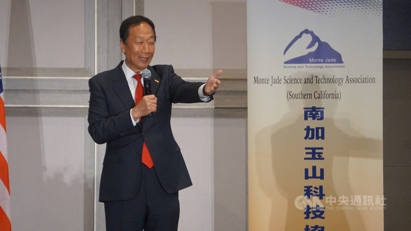鴻海集團創辦人郭台銘美西時間3日晚上在洛杉磯演講,他表示晚會結束後將搭乘華航班機回台。這與原公布4月7日結束的行程計畫不同。中央社記者林宏翰洛杉磯攝 112年4月4日