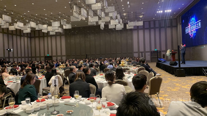鴻海集團創辦人郭台銘美西時間3日晚上在洛杉磯演講,飯店宴會廳有450名僑胞出席。中央社記者林宏翰洛杉磯攝 112年4月4日