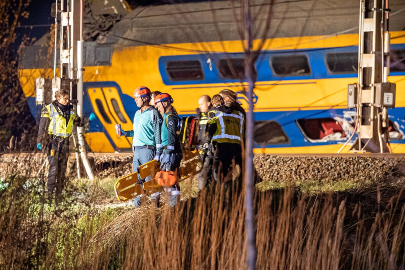 荷蘭一列客運列車4日在福爾斯霍滕鎮附近因撞上施工設備出軌起火，已知1死、約30人受傷，救難隊趕赴支援。（路透社）