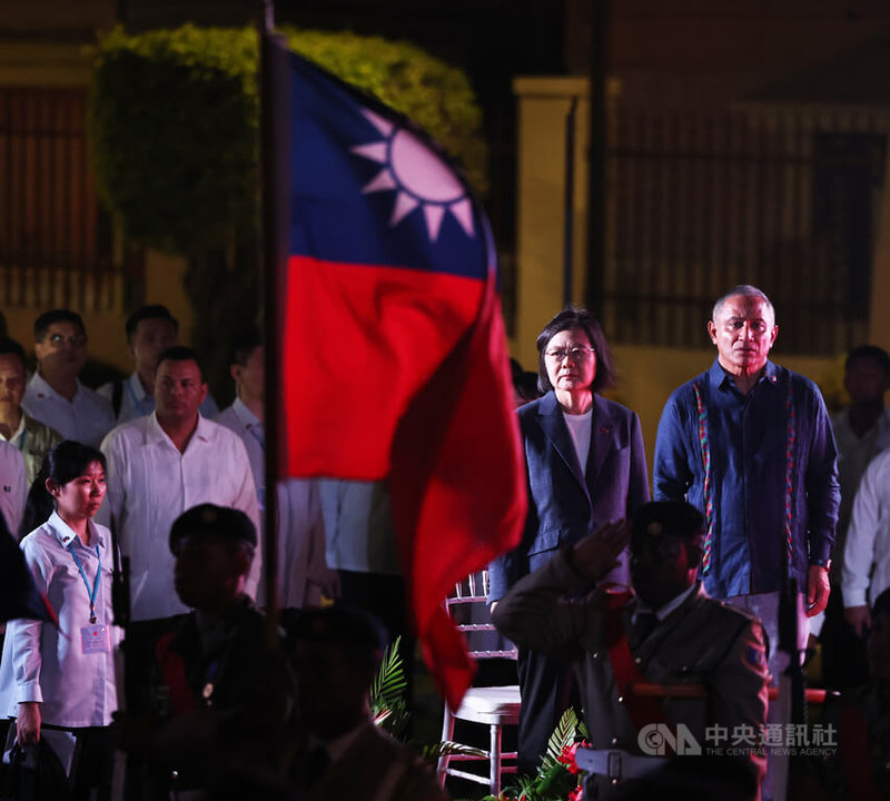 總統蔡英文(後右2)訪問友邦貝里斯,於當地時間3日晚間出席貝里斯總理布里仙紐(John Briceño)(後右1)舉辦的晚宴,現場演奏中華民國國歌。中央社記者趙世勳攝 112年4月4日