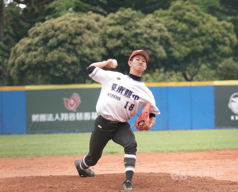 U18東岸聯盟棒球賽4強賽，台東體中白隊陽益政4日對戰善化聯隊後援3局無失分拿下勝投，率隊晉級冠軍戰。中央社記者謝靜雯攝 112年4月4日