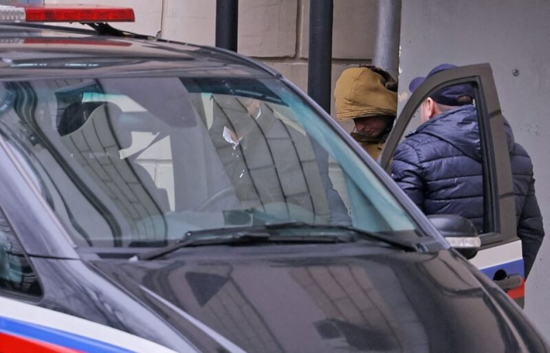 「華爾街日報」記者格什科維奇被控從事間諜活動，遭俄羅斯拘留。圖為3月30日格什科維奇離開莫斯科一座法院大樓。（路透社）