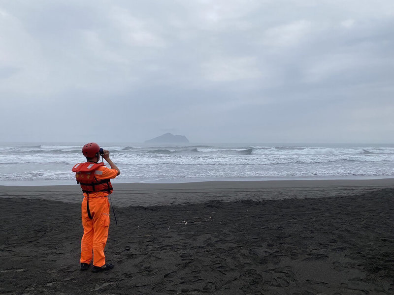 3名外籍學生5日到宜蘭縣頭城鎮外澳海邊戲水疑遭浪捲到外海，其中1人自行游上岸、1人獲救，尚有1人失蹤，宜蘭縣消防局與岸巡單位已展開搜救行動。（海洋委員會海巡署北部分署第一岸巡隊提供）中央社記者沈如峰宜蘭縣傳真  112年4月5日