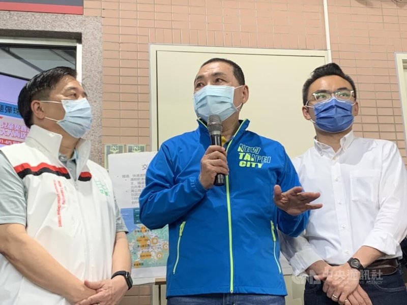 對於鴻海集團創辦人郭台銘5日宣布將爭取國民黨總統提名，新北市長侯友宜（中）表示，他這一生最重要的是守護中華民國、愛台灣人民，讓大家平安，這是他不變初心。中央社記者高華謙攝 112年4月5日