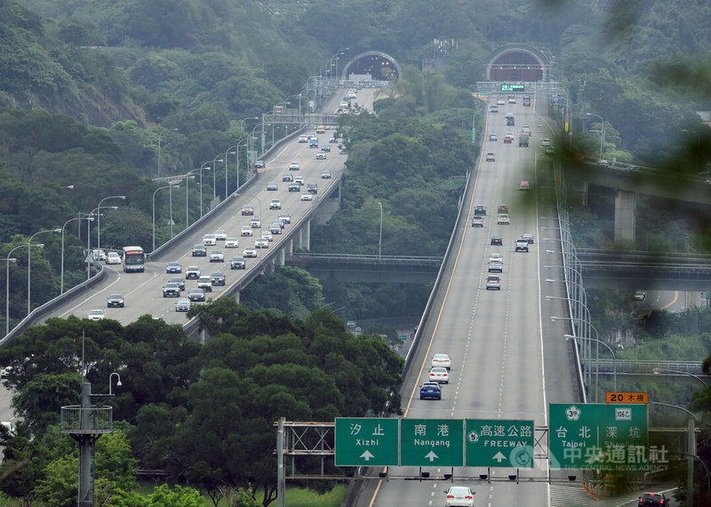 5日清明連假收假日，北返車潮陸續湧現，國道高公局預估，西部國道在晚間7時後就會紓解，國5則預計到晚間8時後就會紓解。圖為國5木柵系統傍晚北返車流，車多但大致順暢。中央社記者郭日曉攝 112年4月5日