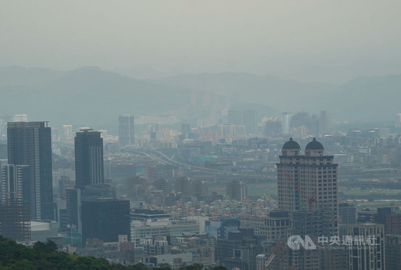 環保署表示，5日為東南風至偏南風，雲嘉南以北位於下風處，預估西半部局部地區及北部地區空氣品質可能達橘色提醒等級。圖為午後從台北市劍潭山眺望市區，一片霧茫茫。中央社記者裴禛攝 112年4月5日