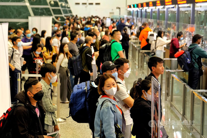 清明連假最後一天，據桃園國際機場公司5日下午6時的航班運量整點人數預報表統計顯示，本日出入境含轉機的總旅客數達9萬3116人次，其中入境為4萬8590人次，創疫情解封後新高。中央社記者吳睿騏桃園攝 112年4月5日