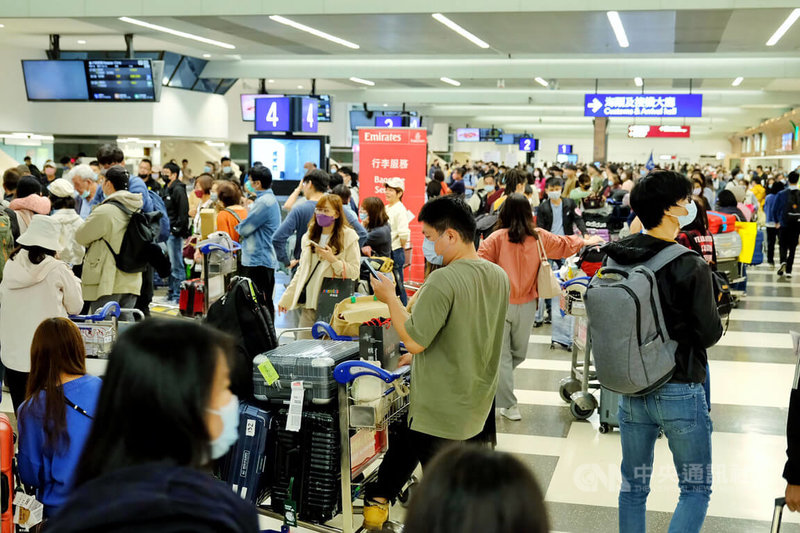 清明5天連續假期來到最後一天，根據桃園國際機場公司預報顯示，5日入境為4萬8590人次，創疫情解封後新高。中央社記者吳睿騏桃園攝  112年4月5日