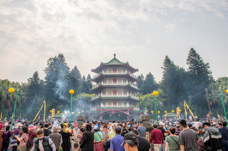 桃園市有200多年歷史的新屋葉五美公祠清明祭祖活動5日盛大舉行，預估有超過8000人參加。（桃園市政府提供）中央社記者葉臻傳真  112年4月5日