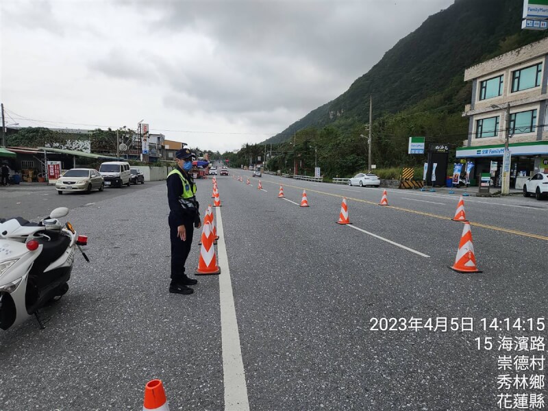 清明連假收假日，蘇花路廊5日北上交通量白天起維持每小時約800輛，車多順暢，崇德管制站不需啟動分流放行，新城警分局不敢大意，仍在蘇花路廊2處管制站安排人員機動交管。（新城警分局提供）中央社記者張祈傳真 112年4月5日