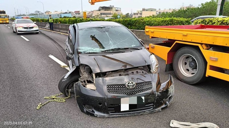 許姓男子駕駛自小客車5日上午行經國1北上彰化交流道附近時，突然失控自撞內側護欄，許男雖無大礙，但因酒測值超標被依公共危險罪送辦。（國道警方提供）中央社記者吳哲豪傳真 112年4月5日