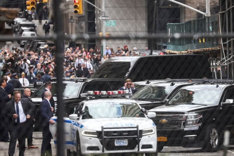 美國前總統川普的車隊4日離開曼哈頓刑事法院。（路透社）