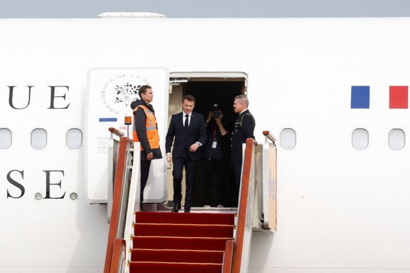 法國總統馬克宏（前中）5日下午抵達北京。（路透社）