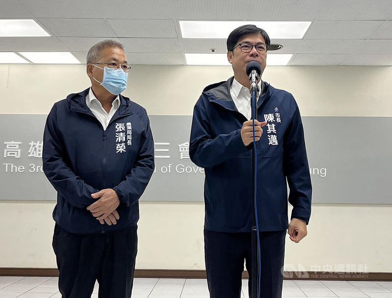 高雄市長陳其邁（右）6日在市政會議前接受媒體聯訪，被問及對中國巡航檢查事件看法時，陳其邁說，中國片面造成區域緊張，要負起所有責任，該行動不僅是台灣無法接受，周邊國家也無法接受。中央社記者林巧璉攝  112年4月6日