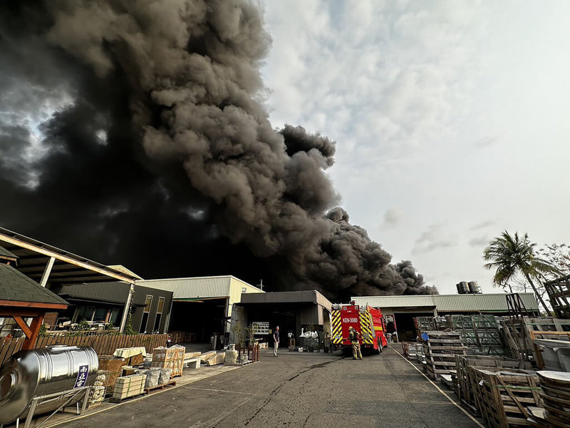 台南市永康區一間工廠6日下午發生火警，濃煙直衝天際，消防人車獲報趕往灌救，目前暫未傳出人員受困或傷亡。（台南市消防局提供）中央社記者張榮祥台南傳真  112年4月6日