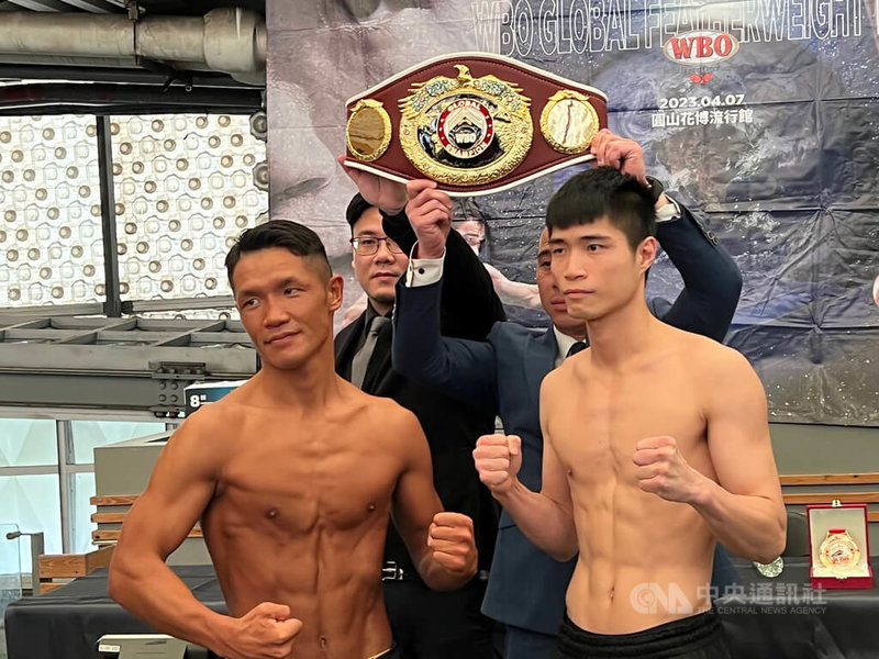 台灣拳擊好手利育哲（右）7日將在世界拳擊組織（WBO）羽量級環球腰帶拳王賽，出戰日本選手杉田大祐（左），除瞄準勝利外，利育哲6日受訪表示，很開心有這項比賽，讓台灣很多拳擊選手未來有更多路可以選擇。中央社記者黃巧雯攝  112年4月6日