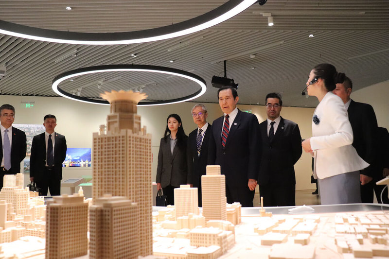 前總統馬英九6日到訪上海城市規劃展示館參訪。中央社記者呂佳蓉上海攝 112年4月6日