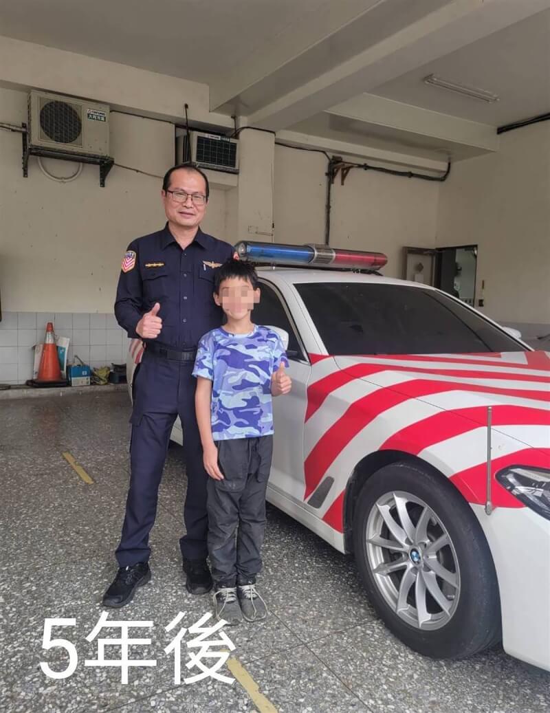 台北市張姓民眾一家5年前駕車行經國道苗栗路段車輛故障，經國道第2大隊後龍分隊警員宋煥宇（左）協助，平安脫困，當時車上年僅2、3歲的男童對熱心「紅斑馬」念念不忘，連假期間與家人重返隊部當面致謝，小男童如今已長大不少。（國道警察局第二大隊提供）中央社記者管瑞平傳真 112年4月6日