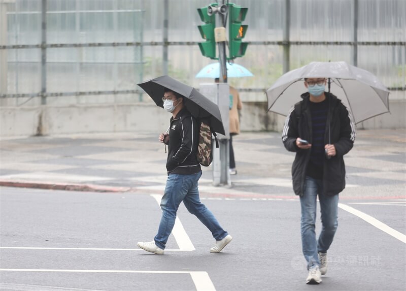 圖為台北市信義區民眾撐傘遮擋雨勢。（中央社檔案照片）