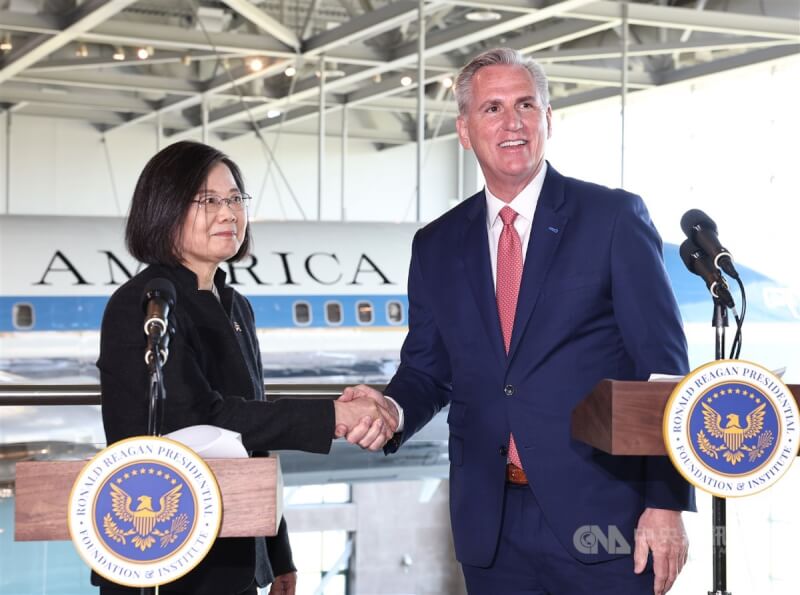 總統蔡英文（左）與美國眾議院議長麥卡錫（Kevin McCarthy）（右）於美西時間5日上午10時在雷根圖書館進行閉門會談後，出來發表共同聲明。中央社記者趙世勳攝 112年4月6日