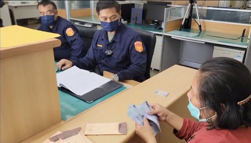 台東縣警察局大武分局金峰分駐所6日一早就有鄉民等待領取政府普發的新台幣6000元現金。（警方提供）中央社記者盧太城台東傳真  112年4月6日