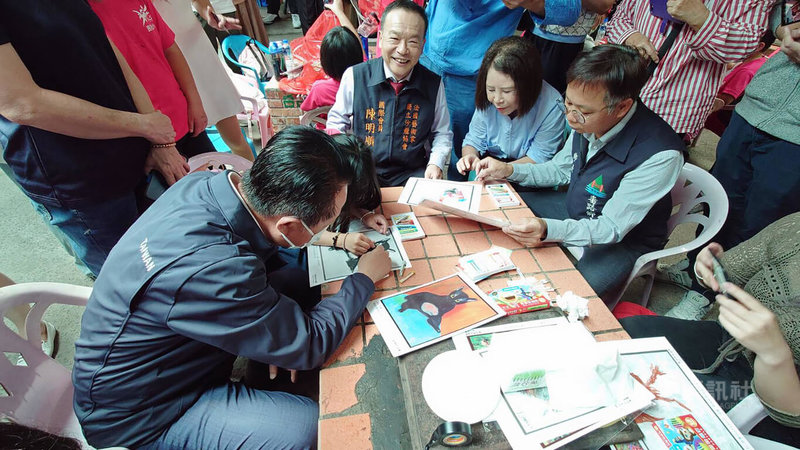 雲林縣莿桐國小師生6日到嘉義縣番路鄉與民和國小學童一同戶外教學，畫家陳明順（後右3）指導孩子作畫，嘉義縣長翁章梁（前左1）也與孩子們一同繪畫。中央社記者蔡智明攝 112年4月6日