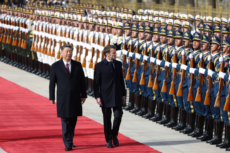 法國總統馬克宏（前右）6日在北京會晤中國國家主席習近平（前左）。（圖取自twitter.com/SpokespersonCHN）