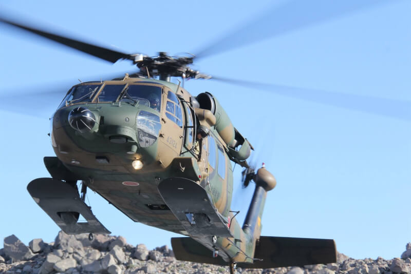 日本陸上自衛隊一架UH-60直升機6日下午從雷達上消失，機上10人下落不明。圖為UH-60同型機。（圖取自facebook.com/jgsdf.fp）