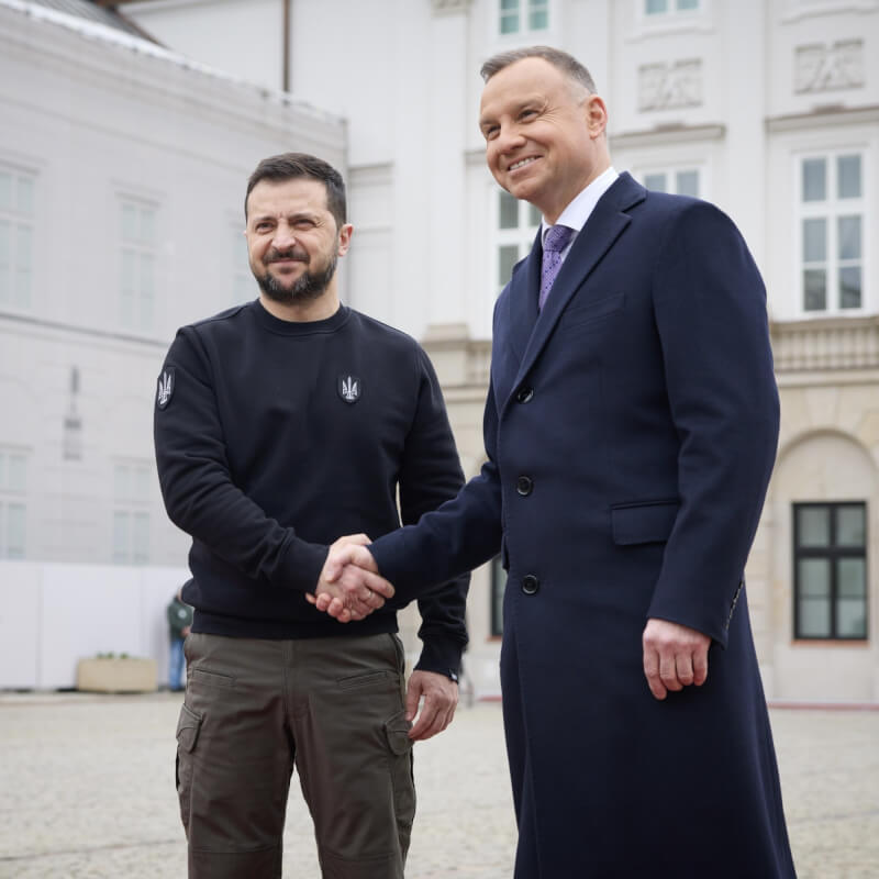 烏克蘭總統澤倫斯基（左）訪問華沙與波蘭總統杜達（右）會面。（圖取自facebook.com/zelenskiy.official）