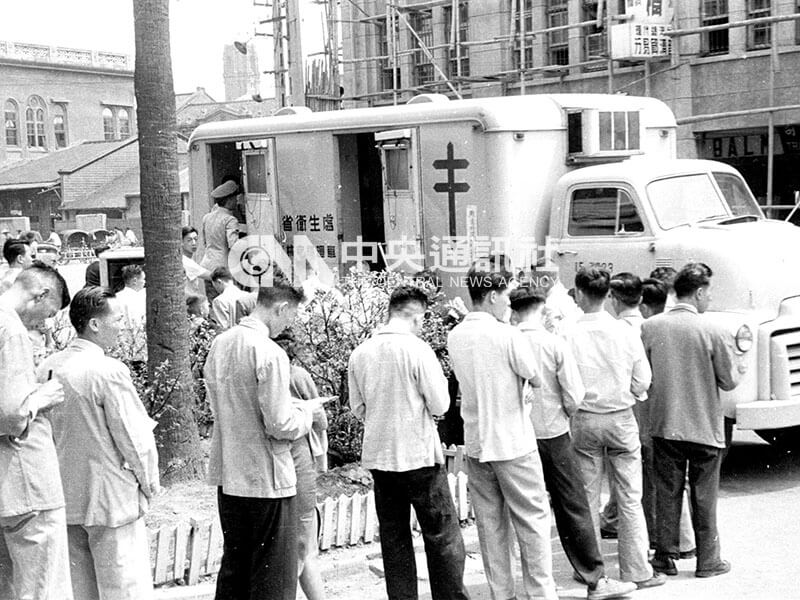 防癆協會巡迴車在台北市區為民眾做免費X光檢查。（中央社檔案照片）