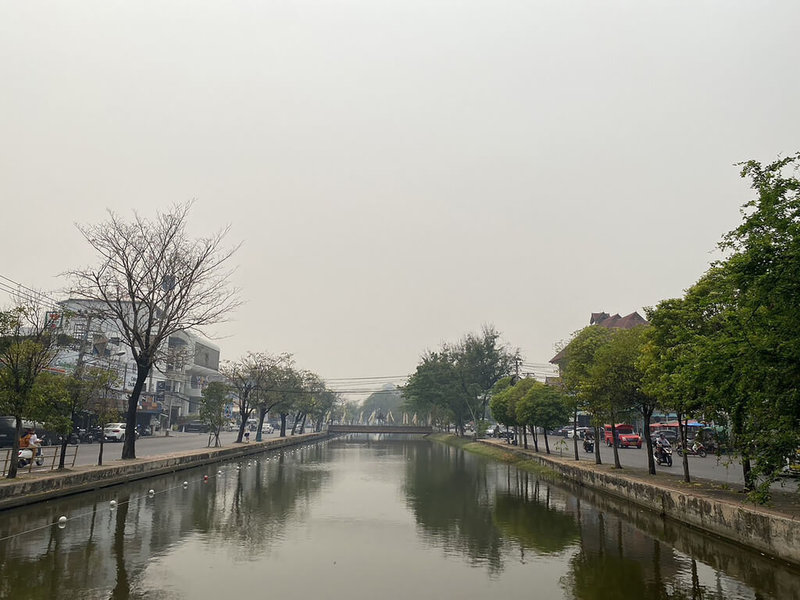 泰國近日飽受空污之苦，泰國北部的狀況尤其嚴重。泰北大城清邁7日的PM2.5是全世界第一糟，清邁府尹緊急宣佈公務員可以在家工作。（讀者提供）中央社記者呂欣憓曼谷傳真  112年4月7日