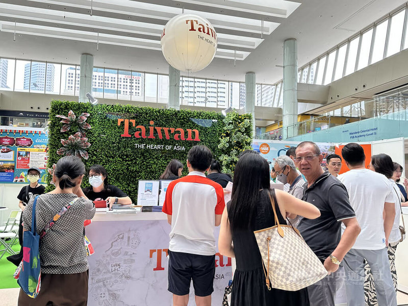睽違4年，台灣旅遊產品展銷會7日重返新加坡，由觀光局攜手32家台灣旅遊業者，結合美食、文化活動，主打「樂活農遊」、「雙鐵旅遊」主題。中央社記者侯姿瑩新加坡攝  112年4月7日