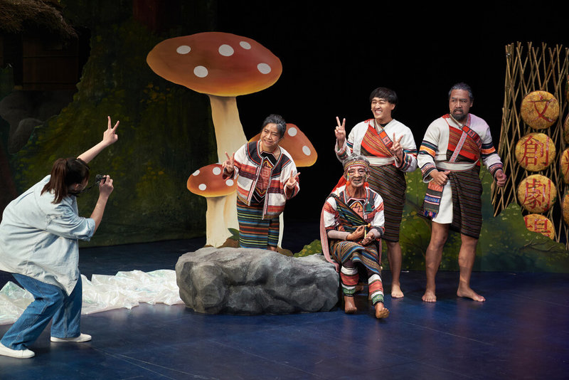 舞台劇「泰雅精神文創劇場」將於4月7日到9日在台北表演藝術中心演出，以詼諧手法揭露當代原民困境。（莎妹劇團提供）中央社記者趙靜瑜傳真  112年4月7日