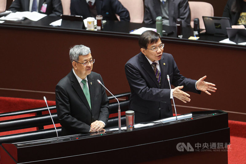 行政院長陳建仁（左）7日上午赴立法院會施政總質詢備詢，與交通部長王國材（右）一同回應立委提問。中央社記者鄭清元攝  112年4月7日