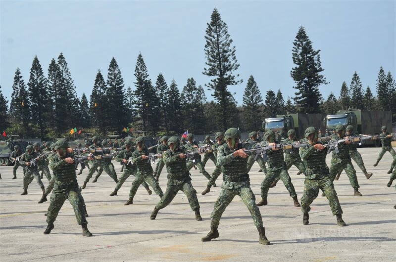 國防部作戰計畫次長李天龍表示取消表演性質、大部隊編隊刺槍方式，以實戰考量從基礎基本突刺、托擊進階為雙人對刺應用刺槍。圖為陸軍刺槍術表演。（中央社檔案照片）