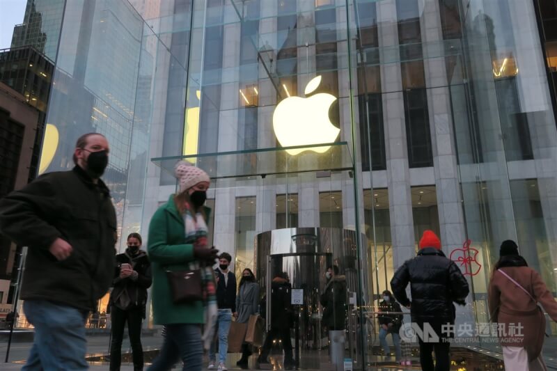 蘋果將公布第1季財報，下半年iPhone 15新品規格、混合實境頭戴裝置進展、在中國和印度產能布局等議題，將成為法人關注焦點。圖為曼哈頓第五大道蘋果直營店。（中央社檔案照片）