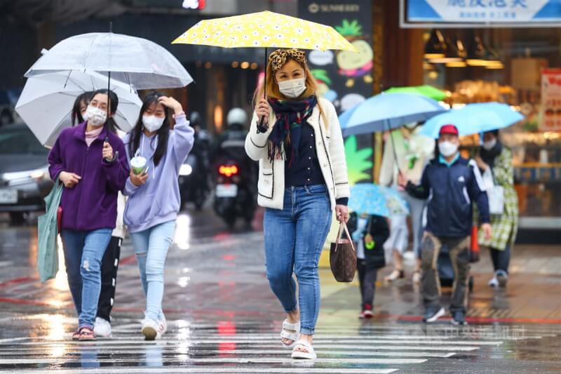 圖為1日北市永康街商圈民眾撐傘逛街。（中央社檔案照片）